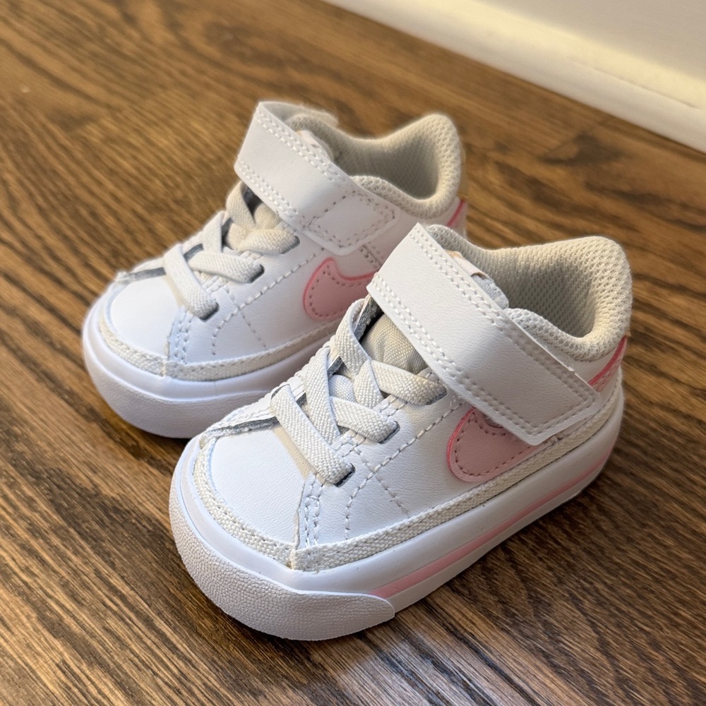 Nike Kids Sneakers in White and Pink